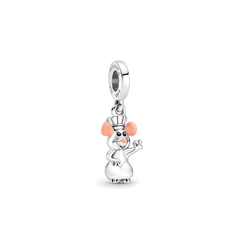 Pu&ograve; includere: Un charm in argento raffigurante un topo dei cartoni animati con un cappello da chef e che saluta. Il topo ha le orecchie rosa e un'espressione sorridente. Il charm &egrave; progettato per essere appeso a un braccialetto o una collana.