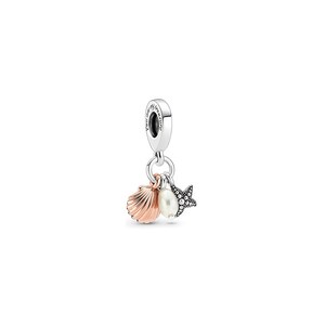 Pu&ograve; includere: Un charm in argento con un ciondolo a forma di conchiglia, perla e stella marina. La conchiglia &egrave; color oro rosa, la perla &egrave; bianca e la stella marina &egrave; argentata. Il charm ha incisa la scritta "You are my treasure".