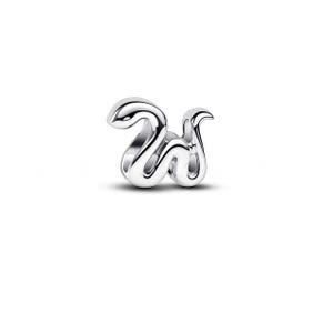 Może przedstawiać: Błyszczący, srebrny charms w kształcie litery "W". Charms ma gładką, wypolerowaną powierzchnię i tr&oacute;jwymiarowy design. Litera jest stylizowana zaokrąglonymi krzywiznami i płynnym kształtem, idealna do tworzenia biżuterii.