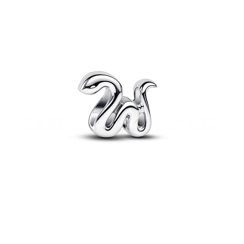 Może przedstawiać: Błyszczący, srebrny charms w kształcie litery "W". Charms ma gładką, wypolerowaną powierzchnię i tr&oacute;jwymiarowy design. Litera jest stylizowana zaokrąglonymi krzywiznami i płynnym kształtem, idealna do tworzenia biżuterii.