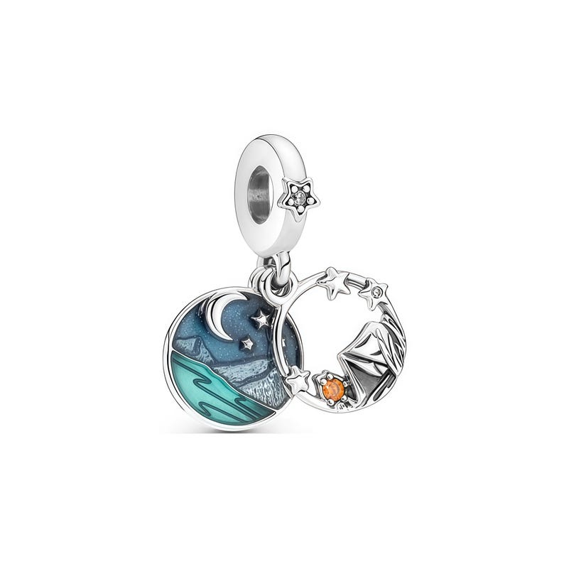 Pu&ograve; includere: Un charm in argento a tema campeggio. Il charm presenta un ciondolo rotondo con una scena notturna e una luna crescente, e un anello con una tenda e delle stelle. Il charm ha una parte superiore a forma di stella.