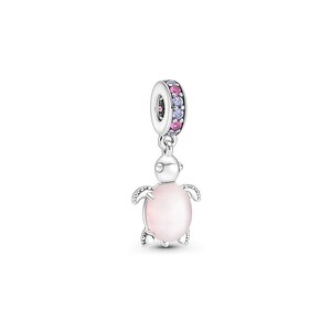 Pu&ograve; includere: Un charm in argento con un design a forma di tartaruga. La tartaruga ha un corpo ovale rosa e pinne dettagliate. La parte superiore del charm ha un anello con pietre rosa, viola e argento. Questo gioiello &egrave; un ciondolo.