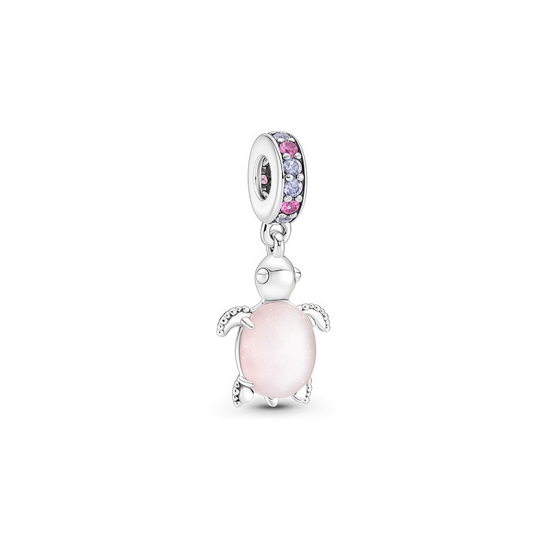 Pu&ograve; includere: Un charm in argento con un design a forma di tartaruga. La tartaruga ha un corpo ovale rosa e pinne dettagliate. La parte superiore del charm ha un anello con pietre rosa, viola e argento. Questo gioiello &egrave; un ciondolo.