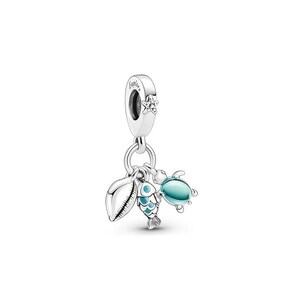 Pu&ograve; includere: Un charm in argento con una stella marina e la scritta "Explore" incisa in alto. Il charm presenta una conchiglia, un pesce e una tartaruga turchese. Il pesce e la tartaruga hanno dettagli turchesi. Il charm &egrave; progettato per essere appeso a un braccialetto o una collana.