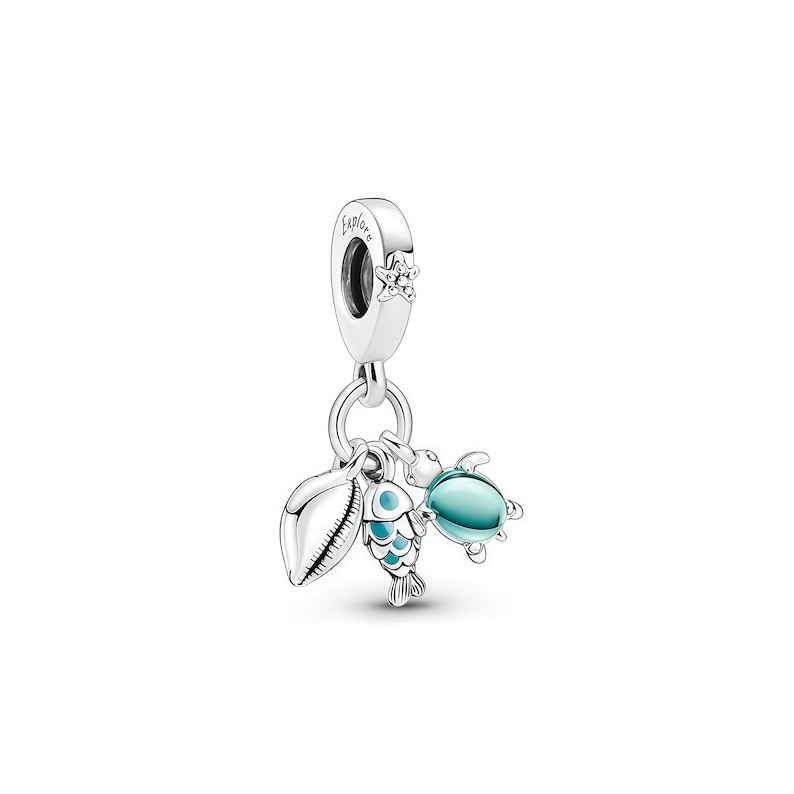 Pu&ograve; includere: Un charm in argento con una stella marina e la scritta "Explore" incisa in alto. Il charm presenta una conchiglia, un pesce e una tartaruga turchese. Il pesce e la tartaruga hanno dettagli turchesi. Il charm &egrave; progettato per essere appeso a un braccialetto o una collana.