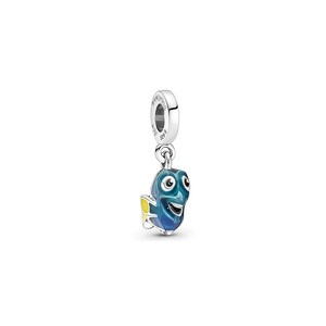 Pu&ograve; includere: Un charm in argento raffigurante un pesce dei cartoni animati blu e giallo con un'espressione sorridente. Il charm &egrave; sospeso a un anello d'argento. Il pesce ha grandi occhi espressivi. Il charm &egrave; probabilmente in argento sterling.
