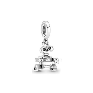 Pu&ograve; includere: Un charm color argento raffigurante il personaggio del robot WALL-E. Il charm ha un anello nella parte superiore per l'attacco e dettagli come occhi, braccia e cingoli. La parola "WALL-E" &egrave; stampata sul davanti.