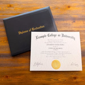 Può includere: Una cartella per diploma nera con il testo Diploma of Graduation impresso in oro e un certificato color crema con il testo Example College or University, con segnaposto per nome, titolo, specializzazione, data e due firme.