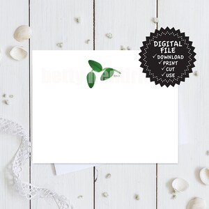 Könnte beinhalten: Eine weiße Karte mit einer grünen Blattillustration und dem Text "bettyeDR". Ein schwarzer runder Aufkleber mit den Worten "DIGITAL FILE" und den Optionen zum Herunterladen, Drucken, Schneiden und Verwenden. Die Karte liegt auf einer weißen Holzoberfläche.