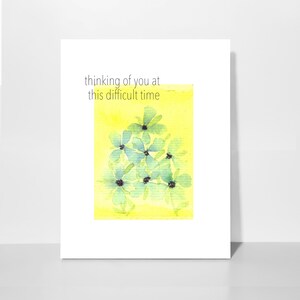 Könnte beinhalten: Set aus drei Keramikbechern mit gesprenkelter, matter Oberfläche in Creme, Grau und Schwarz. Jeder Becher hat einen abgerundeten Henkel und ein schlichtes, modernes Design.