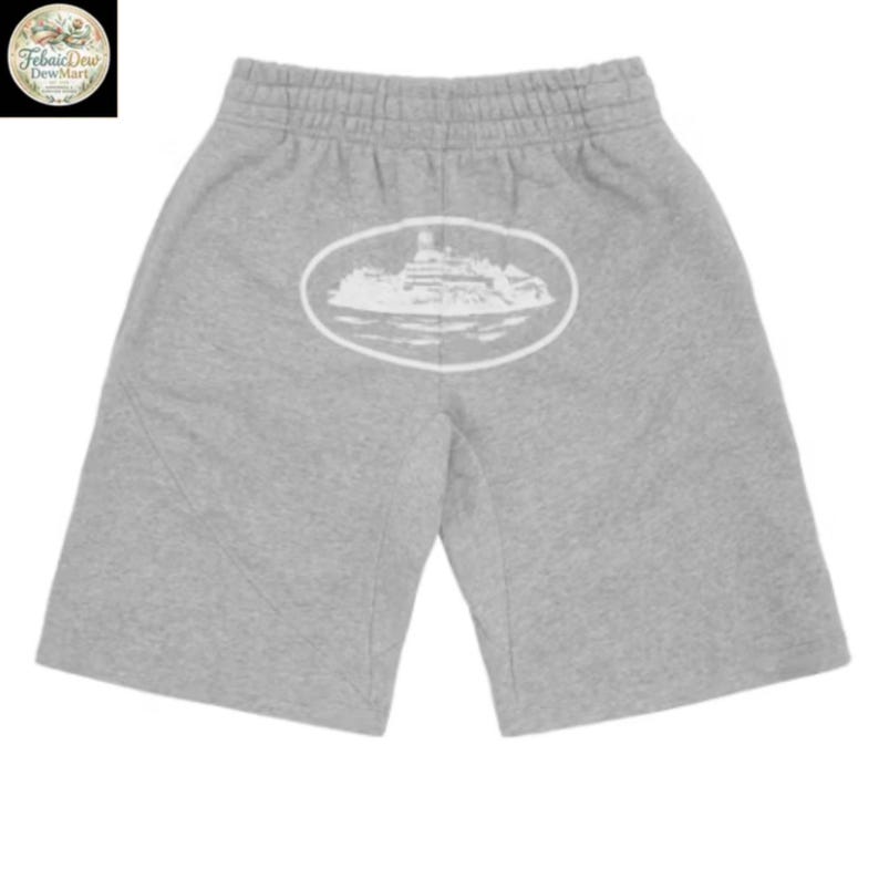 Puede incluir: Pantalones cortos de ch&aacute;ndal grises con un gr&aacute;fico ovalado blanco de un edificio. Los pantalones cortos tienen una cintura el&aacute;stica y un ajuste relajado. Los pantalones cortos est&aacute;n hechos de un material suave y c&oacute;modo.