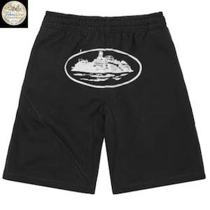 Puede incluir: Pantalones cortos deportivos negros con un dise&ntilde;o ovalado blanco en la parte trasera. El dise&ntilde;o muestra un paisaje detallado. Los pantalones cortos tienen cintura el&aacute;stica y un corte casual. Los pantalones cortos est&aacute;n hechos de un material suave y transpirable.