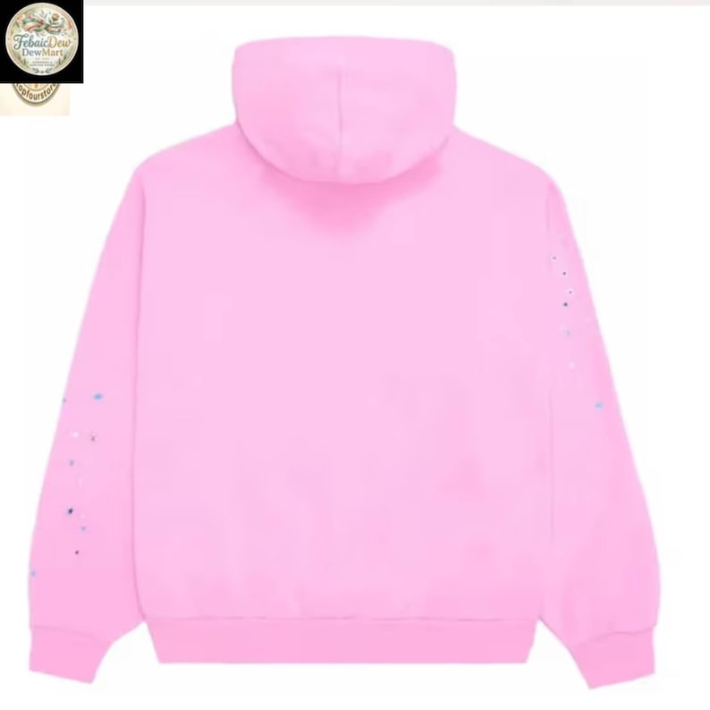 Puede incluir: Una sudadera con capucha rosa claro con capucha y mangas largas. Las mangas tienen un dise&ntilde;o de pintura salpicada en azul, blanco y plateado. La sudadera con capucha est&aacute; hecha de un material suave.
