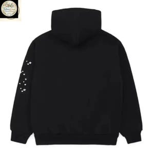 Pode incluir: Moletom preto com gola alta e padr&atilde;o de estrelas brancas na manga esquerda. O moletom tem um bolso canguru e um ajuste folgado. A parte de tr&aacute;s do moletom &eacute; preta lisa.