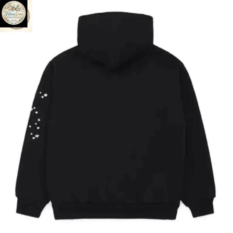 Pode incluir: Moletom preto com gola alta e padr&atilde;o de estrelas brancas na manga esquerda. O moletom tem um bolso canguru e um ajuste folgado. A parte de tr&aacute;s do moletom &eacute; preta lisa.