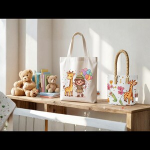 K&ouml;nnte beinhalten: Zwei cremefarbene Tragetaschen mit Cartoon-Illustrationen. Die linke Tasche zeigt ein Kind in Safari-Kleidung, das bunte Luftballons neben einer Giraffe h&auml;lt. Die rechte Tasche zeigt eine Giraffe, die von rosa und orangefarbenen Blumen umgeben ist.