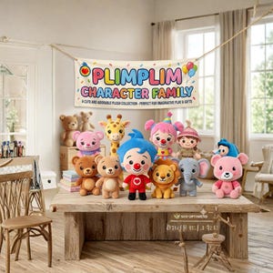 Puede incluir: Una colección de peluches que incluye a Plimplim y varios personajes animales, como una jirafa, un león, un elefante y osos, expuestos sobre una mesa de madera bajo una pancarta que dice PLIMPLIM CHARACTER FAMILY.