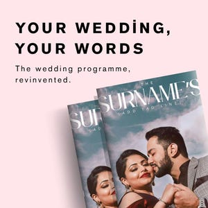 Könnte beinhalten: Zwei Hochzeitsmagazine mit dem Text "THE SURNAME'S" und "ADD TAG LINE" werden angezeigt. Das Bild zeigt ein Paar, wobei der Mann die Wange der Frau küsst. Der Text "YOUR WEDDING, YOUR WORDS" und "The wedding programme, reinvented" sind ebenfalls sichtbar.