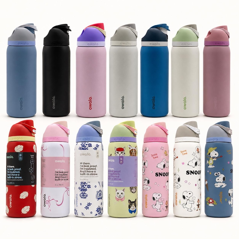 Pu&ograve; includere: Quattordici borracce Owala disposte su due file. La fila superiore presenta colori a tinta unita tra cui blu, nero, rosa, grigio, blu navy, bianco e malva. La fila inferiore mostra design a motivi floreali, gatti e Snoopy con testo.