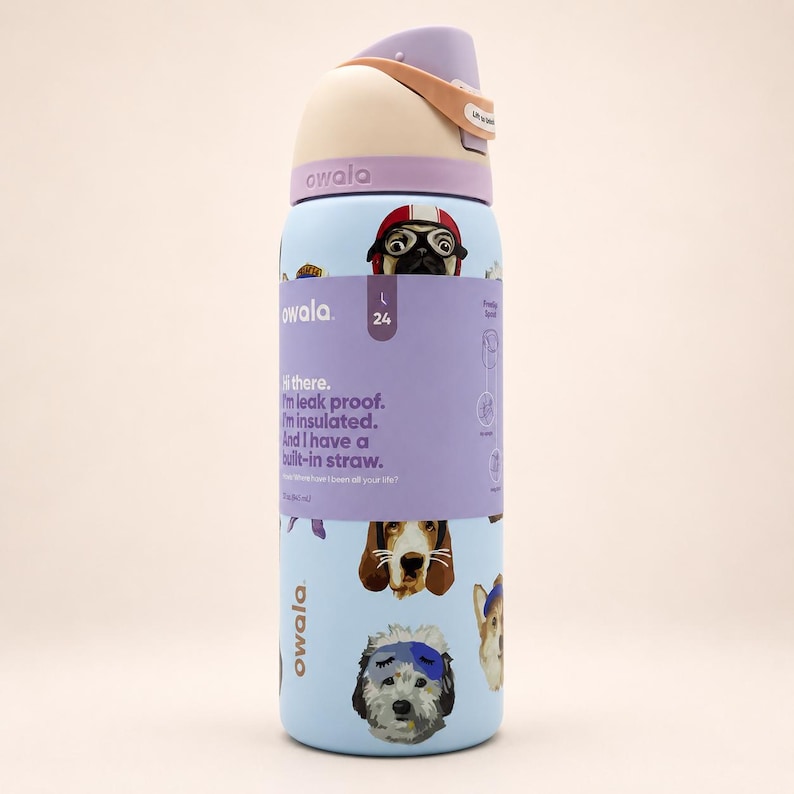 K&ouml;nnte beinhalten: Eine hellblaue Owala-Wasserflasche mit 710 ml Fassungsverm&ouml;gen, die mit einem umlaufenden Etikett mit Hundeillustrationen und Text versehen ist. Der Deckel ist lavendelfarben und beige mit integriertem Strohhalm. Aufschrift: Hi there. I'm leak proof.