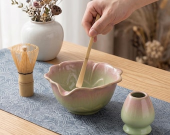 Handgefertigtes Keramik-Blütenblatt-Rim-Design-Matcha-Set, Lotus-Matcha-Schale, japanische Teezeremonie mit Bambusbesen, Löffel & Halter, Blumen-Schreibtisch-Dekor