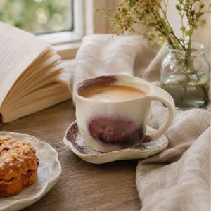 Mug en céramique personnalisée avec soucoupe, tasse à café en poterie faite main, tasse à thé en grès à gravure personnalisée, cadeau unique de pendaison de crémaillère d'anniversaire