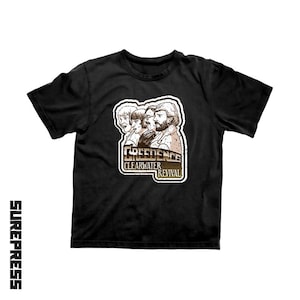 Könnte beinhalten: Schwarzes T-Shirt mit einer Grafik der Band Creedence Clearwater Revival. Das Design zeigt ein Porträt der Bandmitglieder und den Namen der Band. Das Shirt besteht aus einem weichen Material.