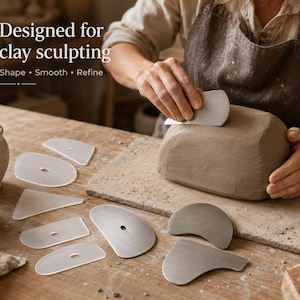 Puede incluir: Un conjunto de costillas para esculpir arcilla, translúcidas y metálicas, en varias formas y tamaños, diseñadas para dar forma, alisar y refinar la arcilla. El texto "Designed for clay sculpting" y "Shape • Smooth • Refine" aparece arriba a la izquierda.