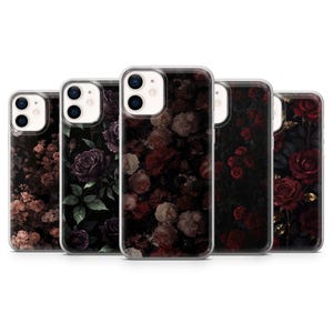 Op de afbeelding: Vijf telefoonhoesjes met bloemenpatronen. De hoesjes tonen donkere bloemmotieven, waaronder rozen en andere bloemen in tinten rood, roze en paars tegen een zwarte achtergrond. De hoesjes zijn gemaakt van transparant plastic.