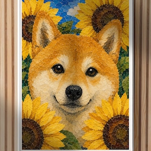 Op de afbeelding: Een ingelijste wandkunstprint met een getextureerde illustratie in pointillistische stijl van een Shiba Inu-hondengezicht, gecentreerd tussen grote, levendige gele zonnebloemen met donkerbruine harten tegen een blauwe lucht.