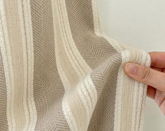 Cortinas de rayas en espiga color beige, visillos tejidos con textura, paneles de ventana a medida, decoración neutra para sala de estar de estilo rústico.