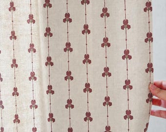 Cortinas florales color burdeos, visillos de lino color crema, paneles de ventana con estampado floral vertical, cortinas a medida, decoración para sala de estar y dormitorio.