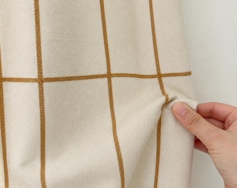 Cortinas a cuadros color crema, rejilla marrón camel, paneles estilo granja personalizados que filtran la luz.