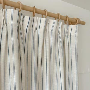 Gestreifte Vorhänge aus Leinenmischung, Blaue Tickende Streifenvorhänge, Neutrale Bauernhausvorhänge, Lichtfilternde Fensterpaneele. Bild 8