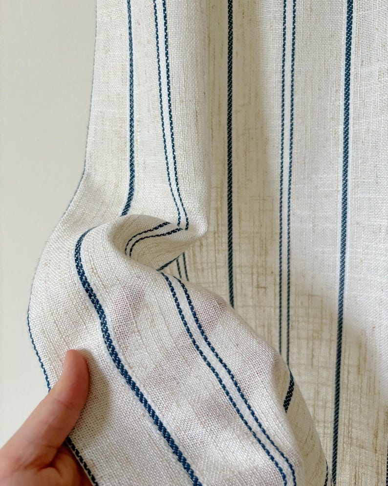 Gestreifte Vorhänge aus Leinenmischung, Blaue Tickende Streifenvorhänge, Neutrale Bauernhausvorhänge, Lichtfilternde Fensterpaneele. Bild 1