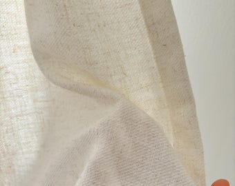 Cortinas de lino natural, cortinas transparentes color crema, tratamientos de ventana neutros a medida, cortinas rústicas estilo casa de campo.