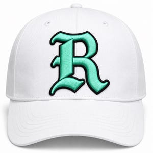 Puede incluir: Una gorra de béisbol blanca que presenta una letra R grande bordada en un color verde menta brillante con un borde negro grueso. La gorra tiene una corona estructurada, una visera curva y ojales cosidos en los paneles superiores.