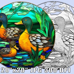 Può includere: Un pannello in vetro colorato raffigurante tre anatre in uno stagno con ninfee e canne. Le anatre hanno becchi gialli, petto arancione e teste verdi. Il pannello misura 50.8 cm x 50.8 cm e include il testo "JPG 300 DPI".