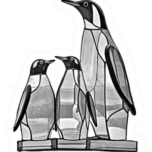 Op de afbeelding: Een glas-in-lood pingu&iuml;n familie beeldje. De drie pingu&iuml;ns zijn zwart en wit met een reflecterende glazen afwerking. De pingu&iuml;ns staan op een heldere glazen basis.