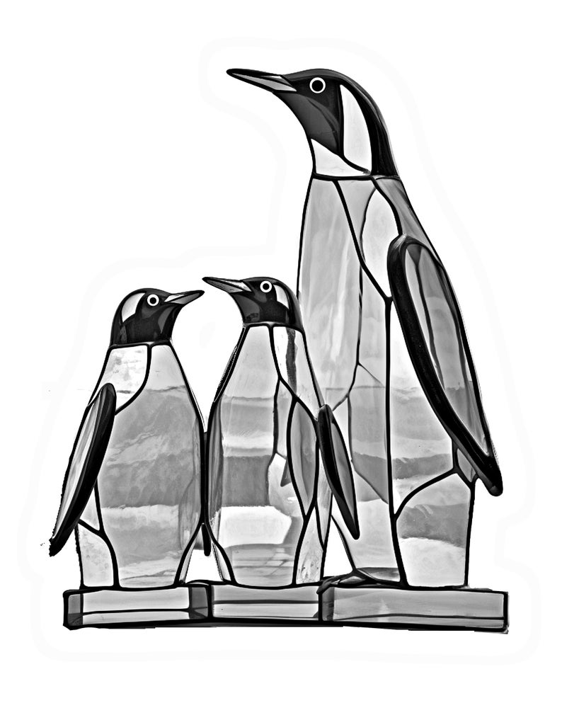 Op de afbeelding: Een glas-in-lood pingu&iuml;n familie beeldje. De drie pingu&iuml;ns zijn zwart en wit met een reflecterende glazen afwerking. De pingu&iuml;ns staan op een heldere glazen basis.