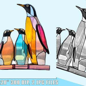 Op de afbeelding: Een kunstwerk van glas-in-lood dat vier pingu&iuml;ns in een familiegroep toont. De pingu&iuml;ns zijn in verschillende kleuren, waaronder oranje, geel, blauw en roze. Het kunstwerk is 16 inch bij 20 inch en heeft een resolutie van 300 DPI.