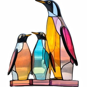 Op de afbeelding: Een glas-in-lood sculptuur van een pingu&iuml;nfamilie. De vaderpingu&iuml;n is geel, roze en rood. De moederpingu&iuml;n is oranje en wit. De baby-pingu&iuml;n is blauw en groen. Alle drie de pingu&iuml;ns staan op roze sokkels.