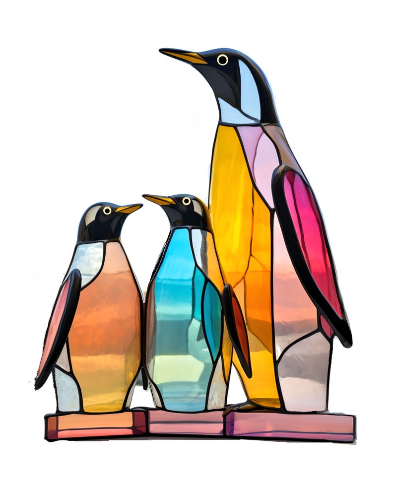 Op de afbeelding: Een glas-in-lood sculptuur van een pingu&iuml;nfamilie. De vaderpingu&iuml;n is geel, roze en rood. De moederpingu&iuml;n is oranje en wit. De baby-pingu&iuml;n is blauw en groen. Alle drie de pingu&iuml;ns staan op roze sokkels.