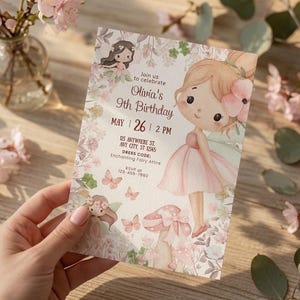 Puede incluir: Una tarjeta de invitación de cumpleaños rectangular con una ilustración en acuarela de un hada de cabello rubio con un vestido rosa, rodeada de mariposas, flores y hongos. El texto dice: Join us to celebrate Olivia's 9th Birthday, May 26, 2 PM.