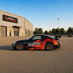 Könnte beinhalten: Schwarzes Sportwagen mit orangefarbenem Flammendesign und dem Text "TextHere Speedrace". Das Auto parkt vor einem Gebäude mit dem Logo "Circuit of the Americas". Das Auto hat einen Spoiler und Spezialfelgen.