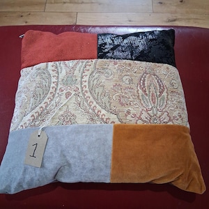 Handgjorda kuddfodral i patchwork, komplett med kuddar