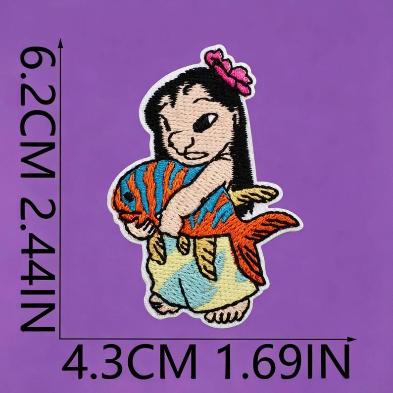 Pu&ograve; includere: Una toppa ricamata raffigurante un personaggio dei cartoni animati con capelli neri e un fiore rosa, che tiene in mano un pesce a strisce arancioni e blu. La toppa misura 6,2 cm per 4,3 cm, o 2,44 pollici per 1,69 pollici, e ha una gonna giallo chiaro.