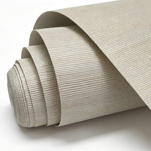 Op de afbeelding: Een rol beige behang met een fijne, horizontale lineaire textuur. Het materiaal is strak opgerold en toont meerdere lagen van het lichtbruine oppervlak met een consistent, subtiel geribbeld patroon over de gehele zichtbare lengte van het papier.