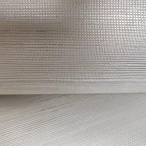 Op de afbeelding: Een rol gebroken wit behang met een fijne horizontale en verticale rasterstructuur. Het materiaal heeft een subtiele glans en een geweven uiterlijk, waarbij zichtbare vezels een consistent, herhalend patroon over het oppervlak cre&euml;ren.