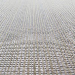 Op de afbeelding: Een geweven materiaal met een lichtbeige en gebroken wit ruitpatroon. De textuur bestaat uit dunne, kruisende vezels die een consistente, herhalende vierkante weefstructuur vormen die over het gehele oppervlak uniform oogt.
